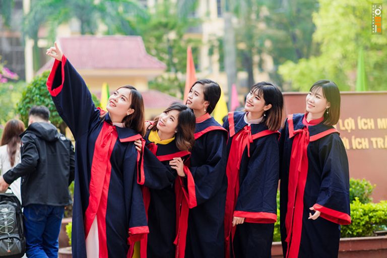 Giá chụp kỷ yếu nhóm có đắt không?