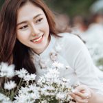Chụp ảnh kỷ yếu với hoa cúc họa mi cực xinh