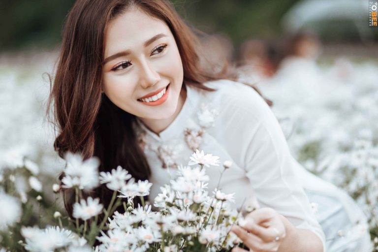 Chụp ảnh kỷ yếu với hoa cúc họa mi cực xinh