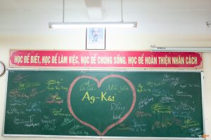 Bảng lớp vẽ phấn hình trái tim kèm lời nhắn của học sinh