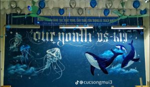 Tường lớp kỷ yếu vẽ cá voi và đàn sứa xanh kèm dòng chữ Our Youth
