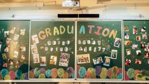 Bảng kỷ yếu chữ bông Graduation gắn ảnh polaroid, hai bên thả bóng bay