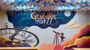 Background kỷ yếu A5K77 vẽ đồng hồ quả lắc, kính thiên văn và mây hoàng hôn