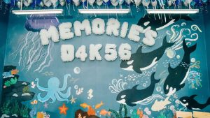 Tường kỷ yếu Memories D4K56: chữ bông trắng, bạch tuộc và cá voi trên nền xanh
