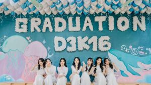 Nhóm nữ sinh chụp kỷ yếu trước tường Graduation D3K16 chữ bông và sứa hồng