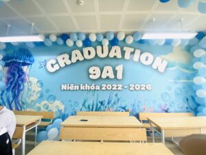 Tường kỷ yếu Graduation 9A1 niên khóa 2022-2026 vẽ sứa tím và mây trắng