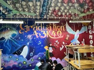 Tường kỷ yếu Graduation A3K40 vẽ chim bồ câu trắng và chữ vàng trên nền đỏ