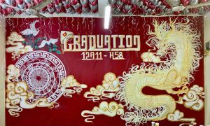 Trang trí lớp kỷ yếu 12A11-H58 vẽ rồng vàng và hoa văn trống đồng trên nền đỏ