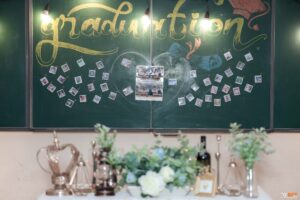 Bảng lớp gắn ảnh polaroid uốn lượn kèm chậu cây trang trí