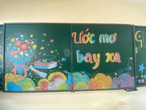 Bảng lớp vẽ phấn màu chủ đề Ước mơ bay xa với hoa và sách