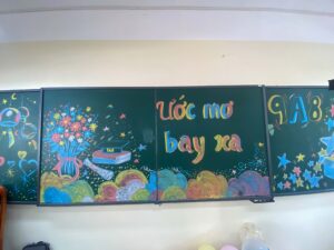 Toàn cảnh bảng lớp vẽ phấn màu Ước mơ bay xa của lớp 9A3
