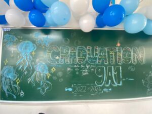 Bảng kỷ yếu vẽ phấn chữ bông Graduation 9A1 kèm sứa xanh