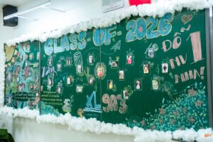 Bảng lớp Class of 2025 vẽ phấn kèm ảnh polaroid và lời nhắn