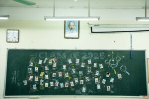 Bảng lớp Class of 2025 gắn ảnh polaroid, trang trí cho buổi chụp kỷ yếu