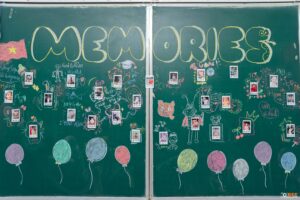 Bảng kỷ yếu chữ Memories vẽ phấn kèm ảnh polaroid của cả lớp