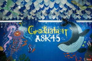 Trang trí lớp kỷ yếu Graduation A8K45 vẽ cá voi xanh và sứa tím trên nền xanh đêm