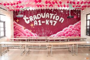 Toàn cảnh lớp trang trí kỷ yếu Graduation A1-K47 với mây bông hồng phủ kín tường
