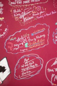 Bảng lớp trang trí kỷ yếu viết lời nhắn tay bằng phấn màu trên nền hồng