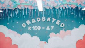 Tường kỷ yếu Graduated K100-A7 chữ bông trắng trên biển mây xanh ngọc