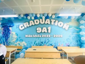 Tường kỷ yếu Graduation 9A1 niên khóa 2022-2026 vẽ sứa và mây trên nền xanh
