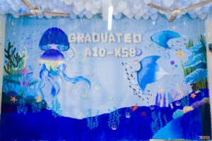 Tường kỷ yếu Graduated A10-K58 vẽ sứa tím lớn và rong biển dưới đáy đại dương