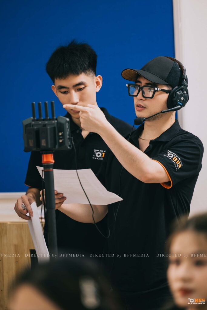 Quay phim dùng gimbal ghi hình hậu trường buổi chụp kỷ yếu