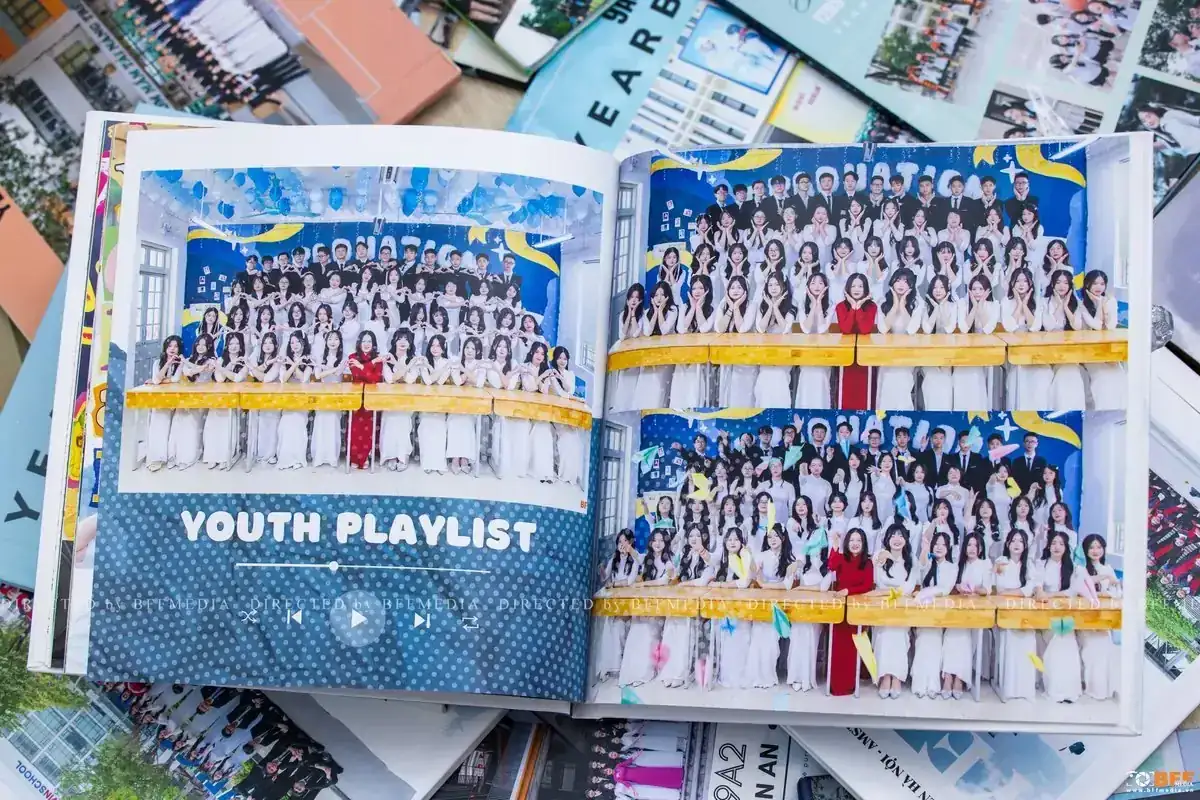 Ảnh tập thể cả lớp trải ngang hai trang trong photobook kỷ yếu