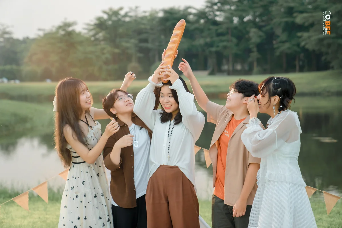 Nhóm nữ sinh tạo dáng vui nhộn cùng ổ bánh mì khi chụp kỷ yếu