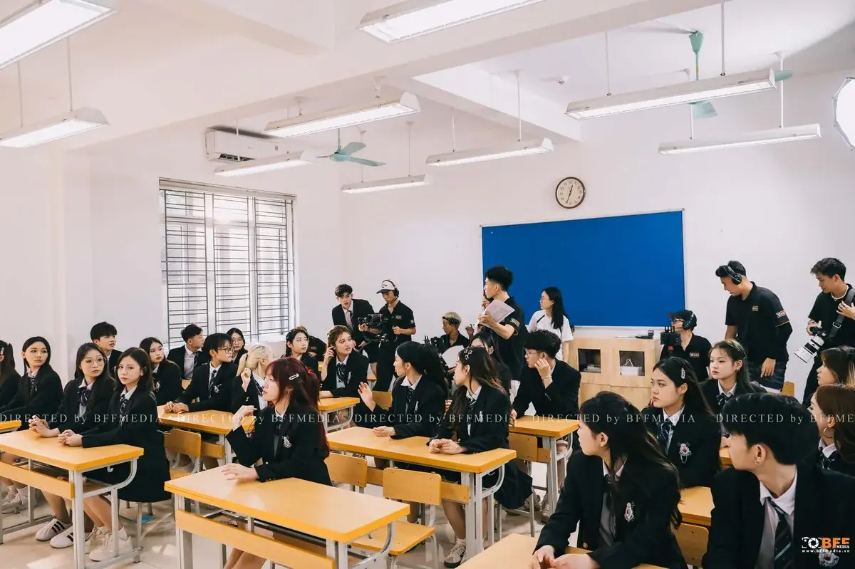 Tập thể lớp ngồi kín phòng học trong buổi chụp ảnh kỷ yếu