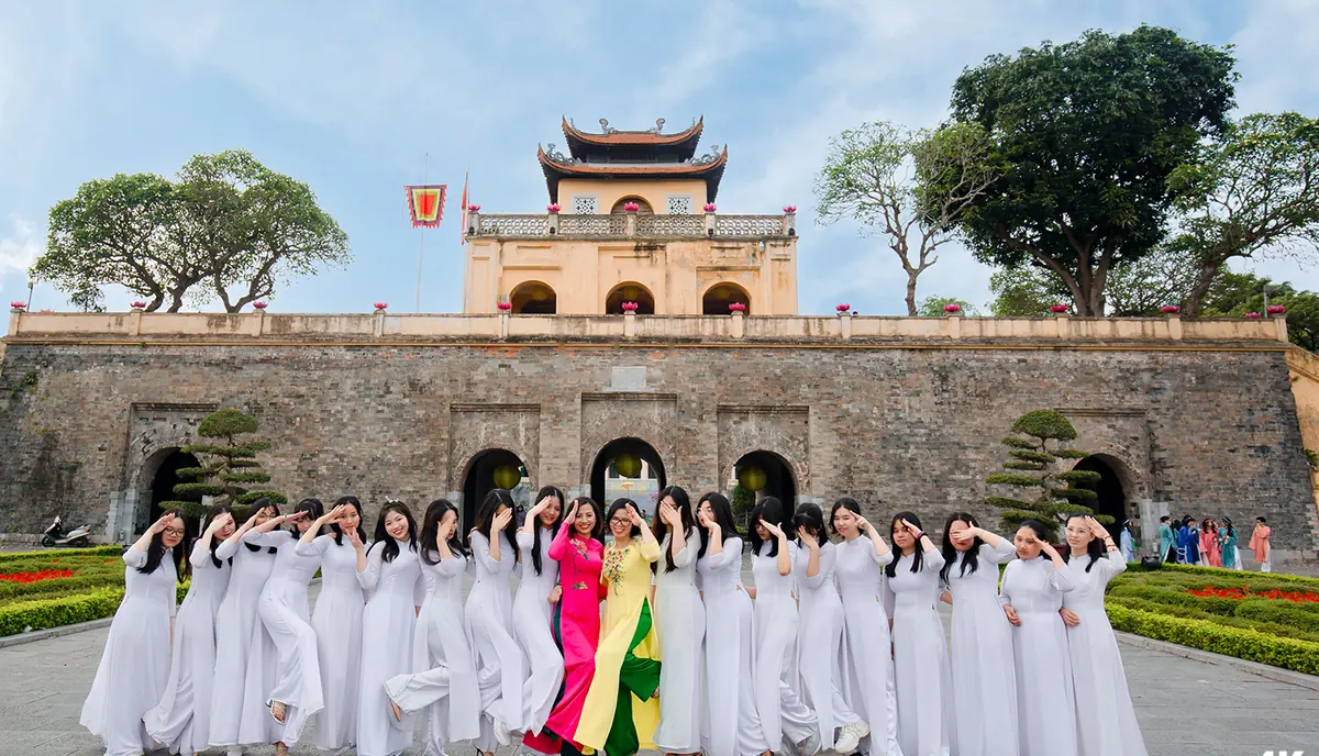 Lớp nữ sinh mặc áo dài trắng chụp ảnh kỷ yếu trước Đoan Môn, Hoàng Thành Thăng Long