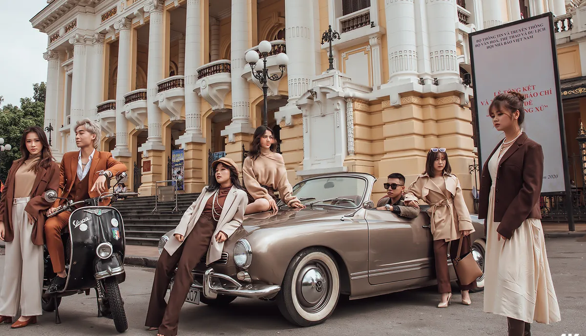 Nhóm học sinh chụp ảnh kỷ yếu concept retro bên xe cổ trước Nhà hát lớn Hà Nội