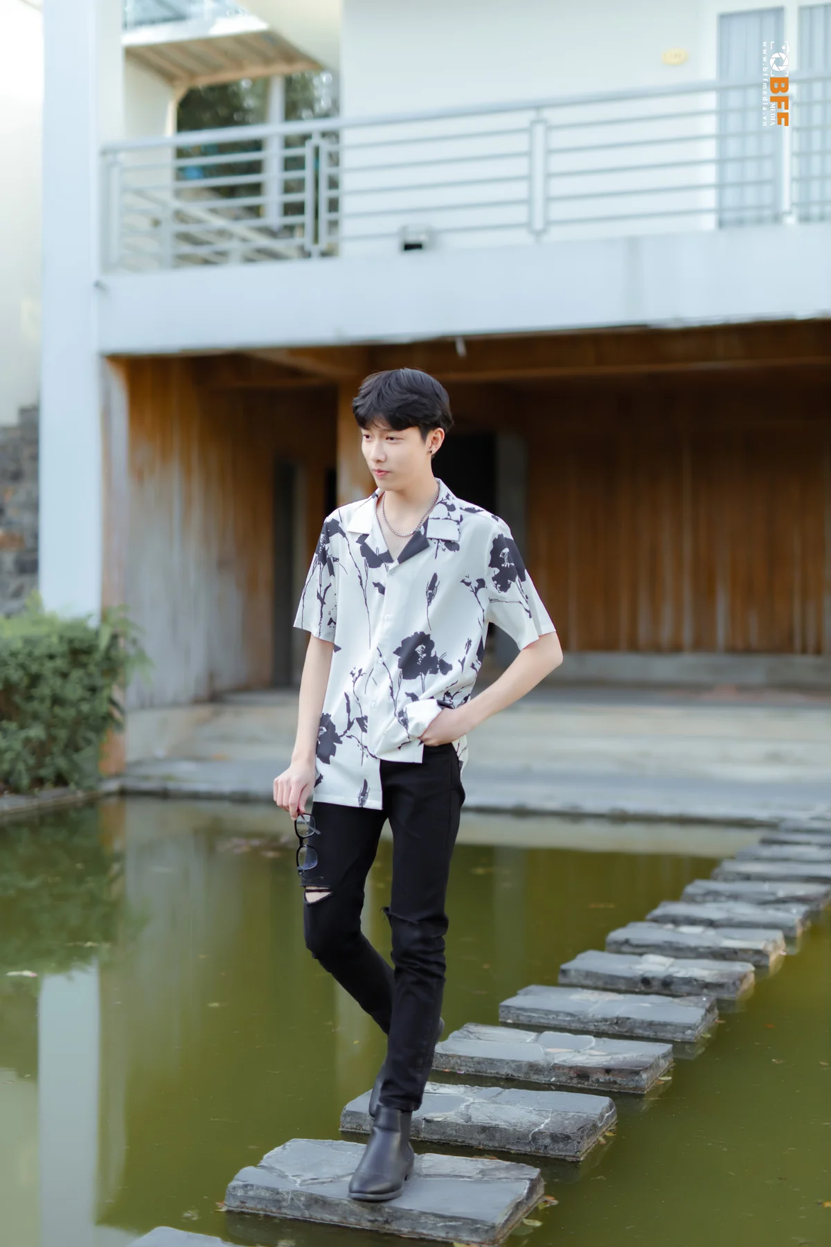 Nam sinh phối sơ mi hoa với quần jean đen chụp kỷ yếu