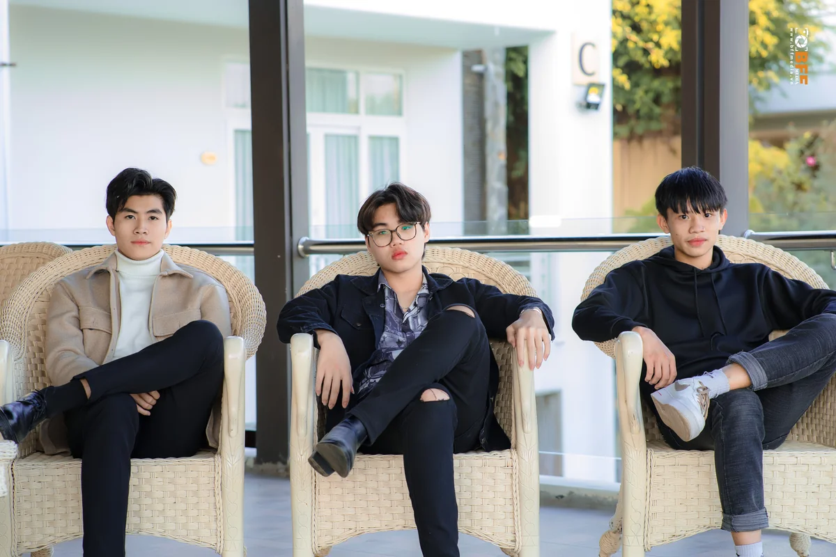 Ba nam sinh mặc vest ngồi ghế tạo dáng chụp kỷ yếu