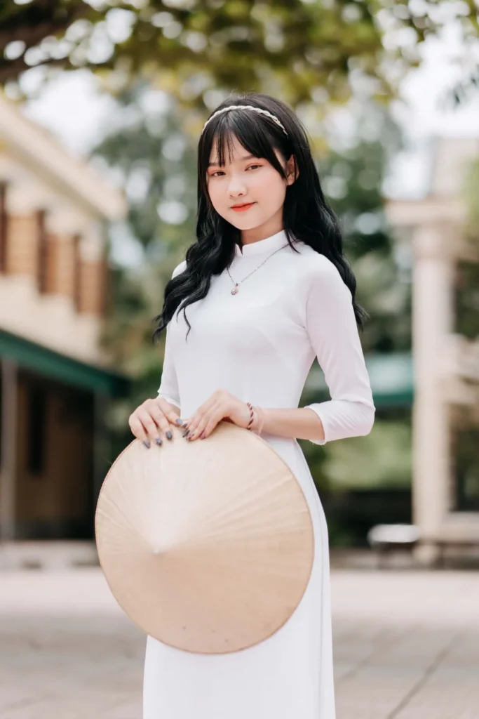 Nữ sinh tạo dáng chụp ảnh áo dài kỷ yếu với nón lá