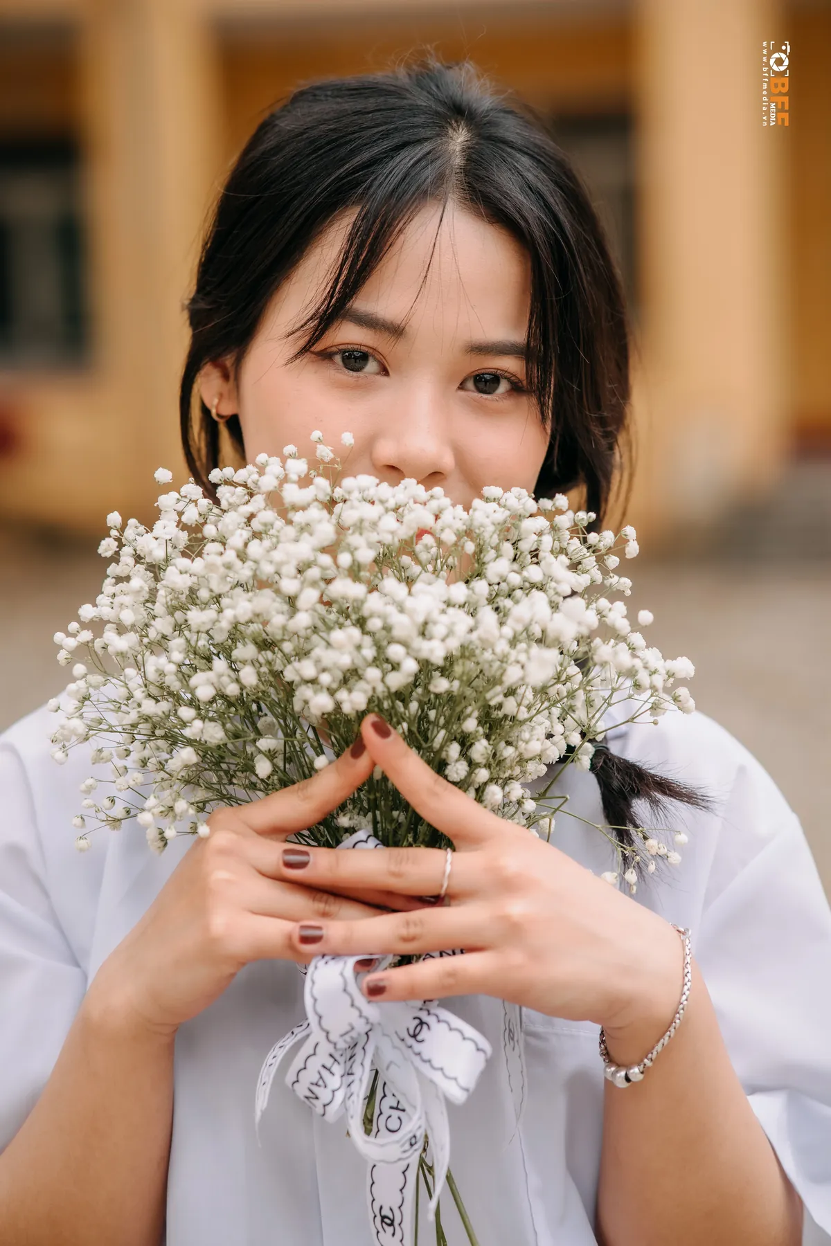 Nữ sinh ôm bó hoa baby che nửa mặt tạo dáng chụp kỷ yếu