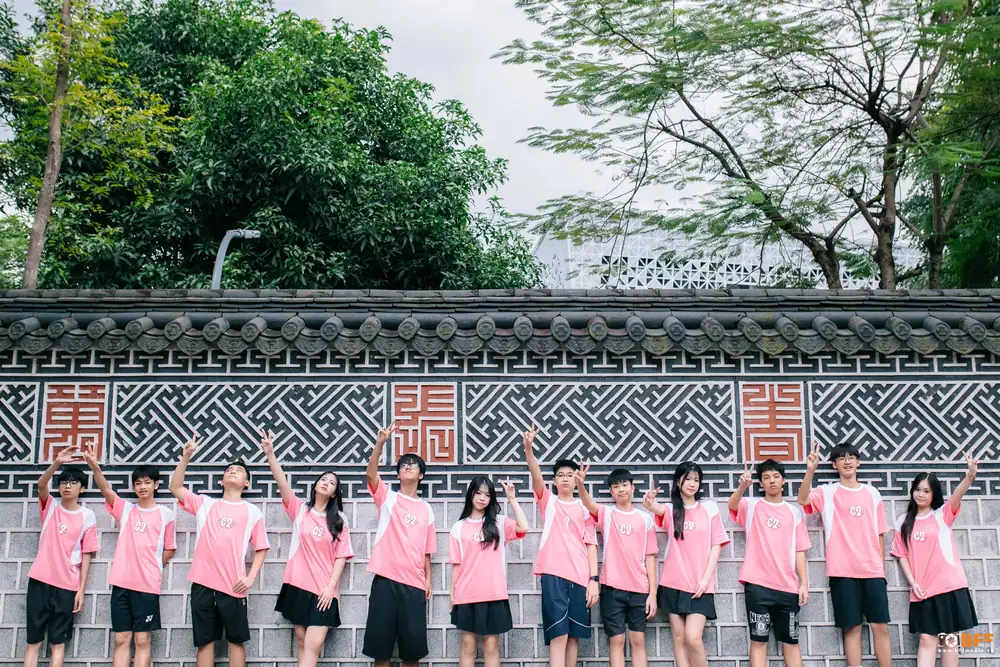 Ảnh kỷ yếu còn giá trị: một hàng học sinh áo lớp màu hồng đứng chính diện, nhìn rõ mặt từng bạn