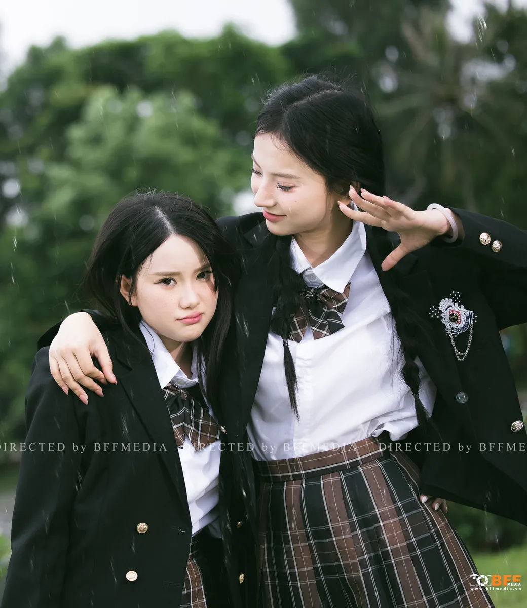 Caption kỷ yếu bạn thân cho ảnh hai bạn nữ mặc blazer khoác vai nhau dưới mưa
