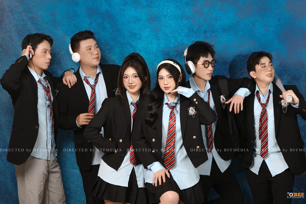 Hội bạn sáu người mặc blazer đen khoác vai nhau chụp kỷ yếu trong studio