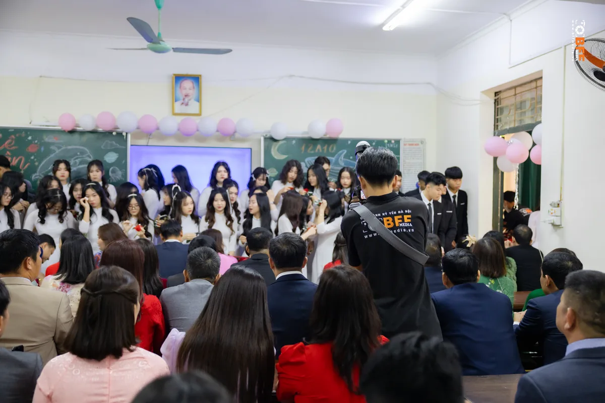 Lễ tri ân trong lớp học trang trí bóng bay, nữ sinh áo dài đứng trước bảng, thầy cô và phụ huynh ngồi dưới
