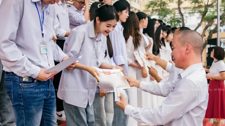 Caption kỷ yếu với thầy cô: 50 câu cho ảnh cùng cô chủ nhiệm và thầy cô bộ môn