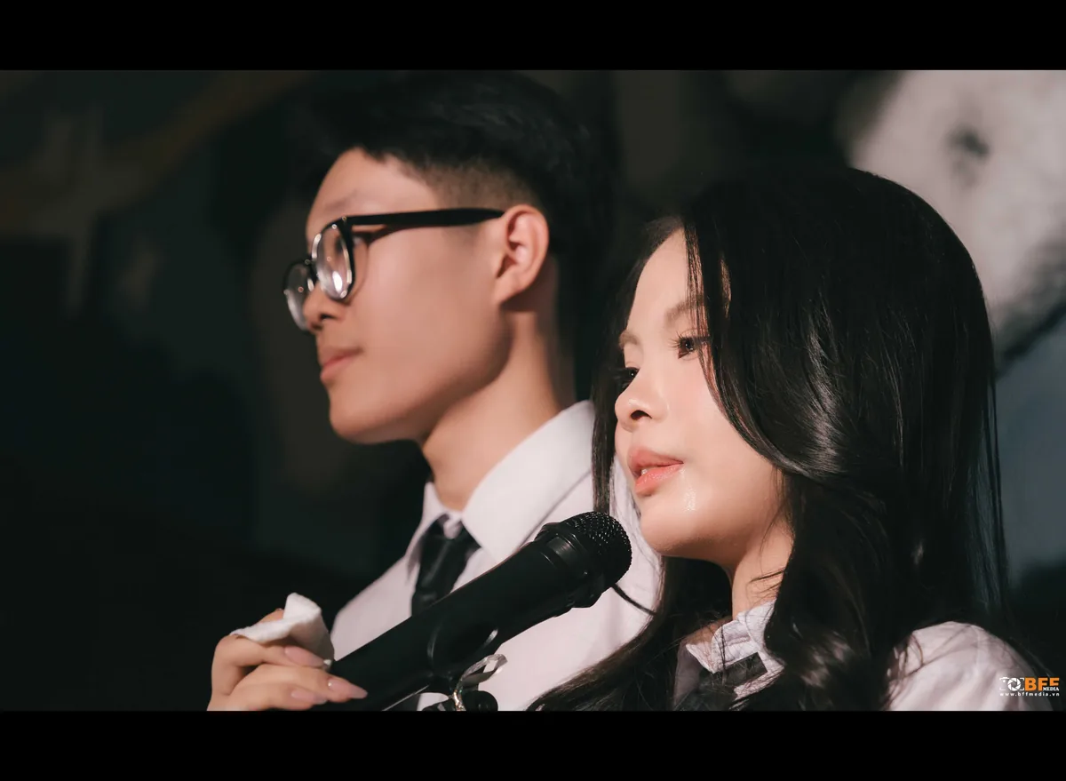Học sinh cầm mic nói lời tâm sự trong buổi tối chia tay lớp cuối cấp