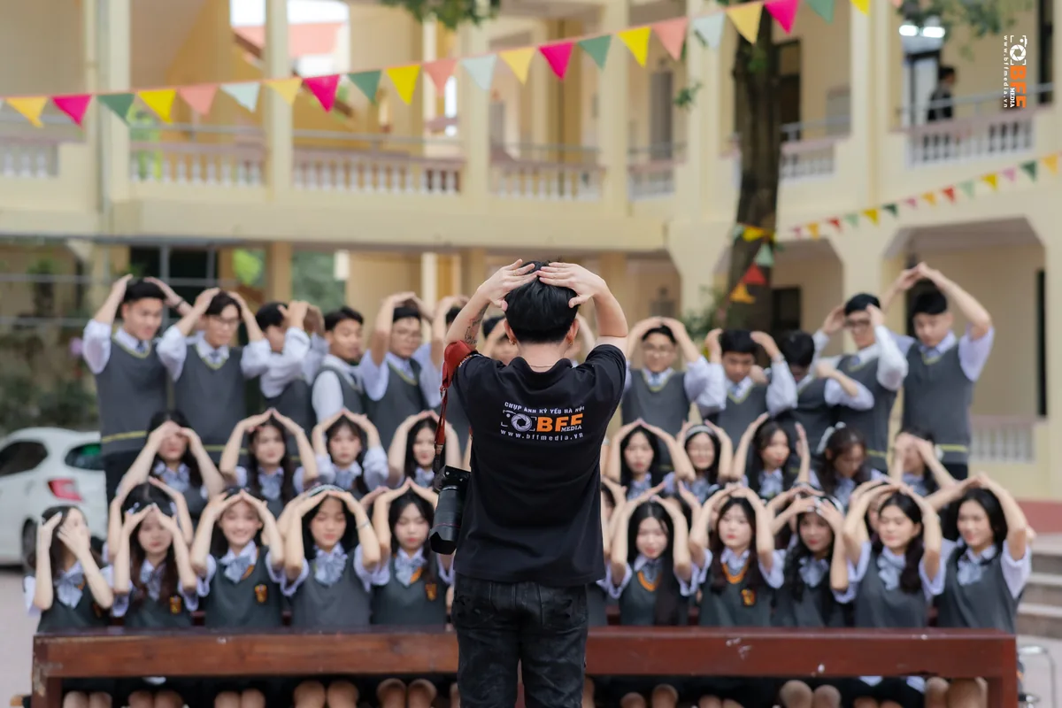 Khoảnh khắc chụp kỷ yếu toàn lớp: thợ chụp hướng dẫn cả lớp cùng tạo hình trái tim trên sân trường