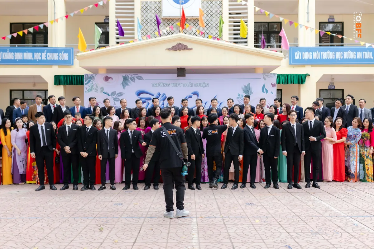 Toàn khối học sinh cuối cấp cùng thầy cô chụp ảnh kỷ yếu trên sân trường