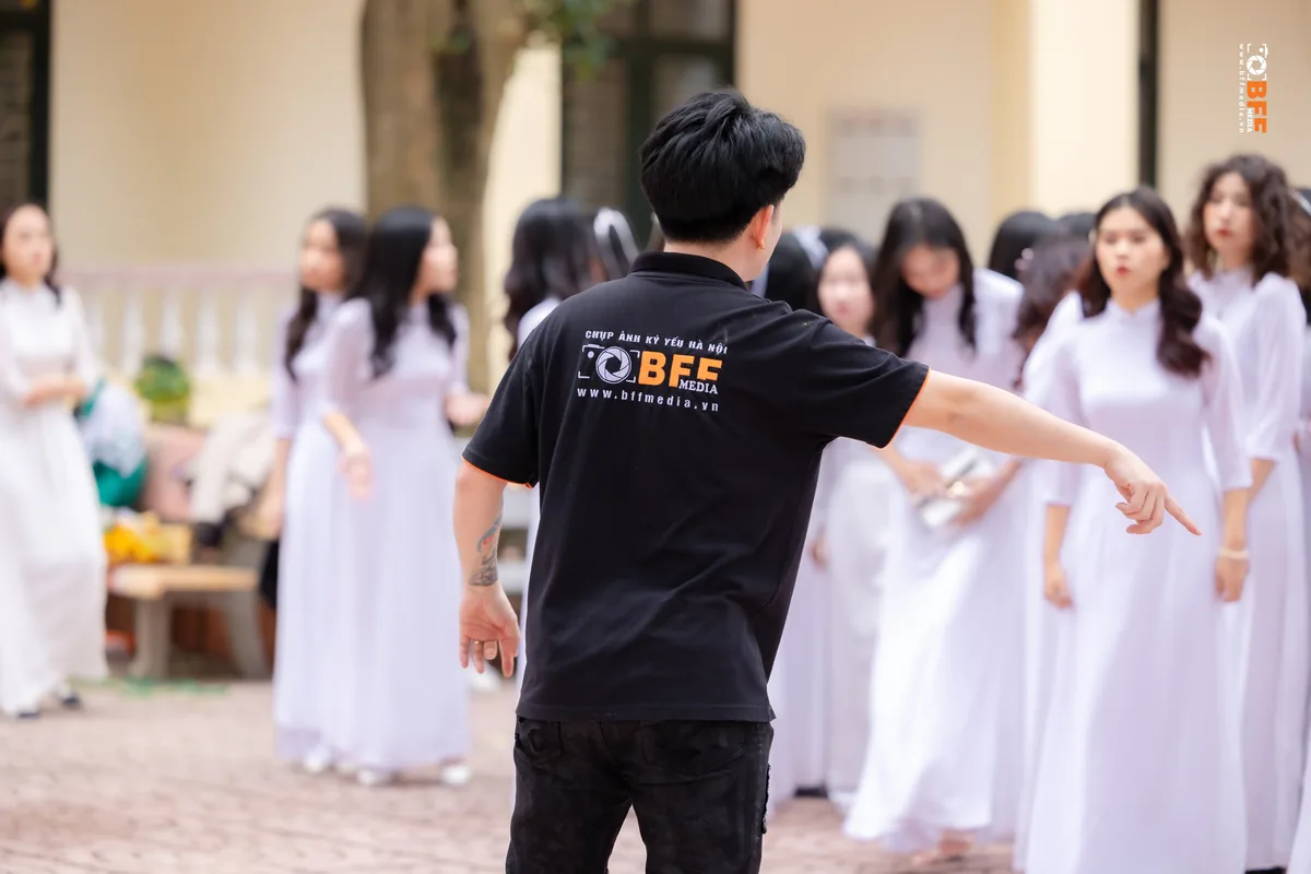 Thợ chụp BFFMEDIA chỉ hướng tạo dáng cho nhóm nữ sinh mặc áo dài trắng