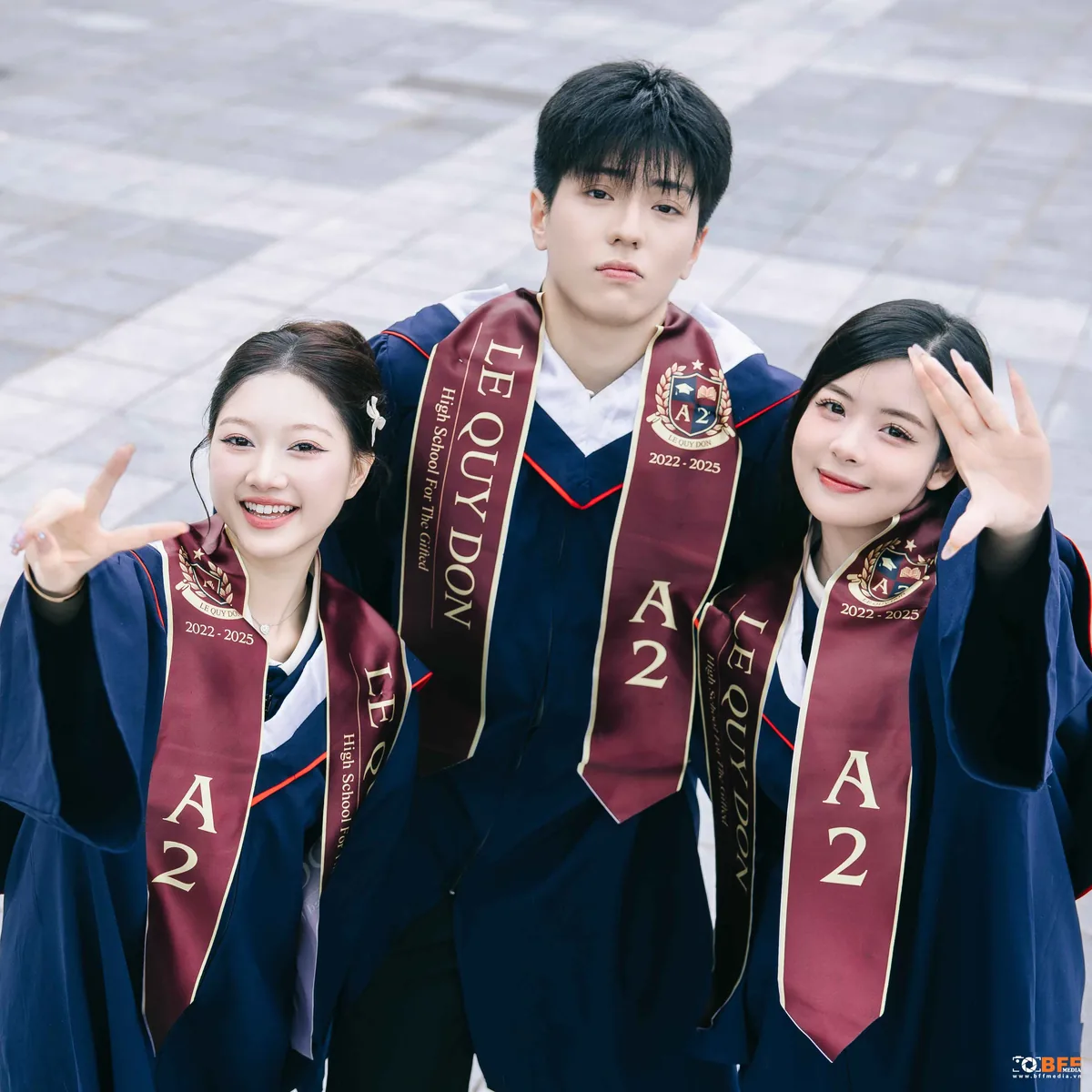 Ba học sinh cấp 3 đeo sash in tên lớp và tên trường trong buổi chụp kỷ yếu concept cử nhân